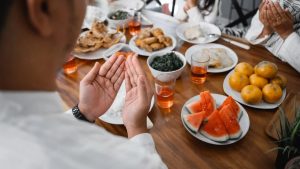 Seseorang lagi berdoa sebelum makan yang merupakan salah satu adab makan dan minum dalam islam